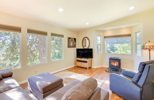 Cedarpines Park Cabin | Cozy Crestline Vacation Rental w/ Deck & Grill!