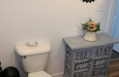 Cleveland Apartment | Cozy Daisy 2 Bedrooms With Patio, Wi-Fi, Parking & Self Check In