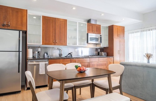 Davis Tract House | Cozy Designer 3BR 7-mins to Oakland Airport