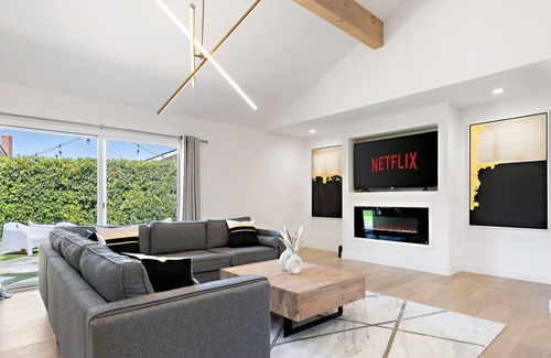 Fountain Valley Villa | Cozy Designer Villa in Heart of OC