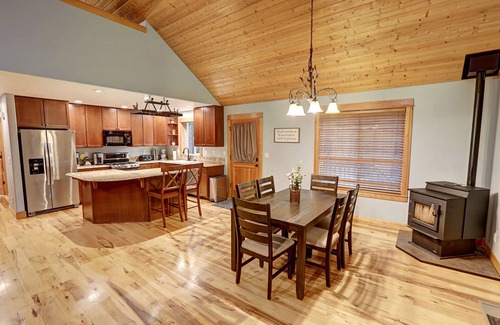 Detroit Cabin | Cozy Detroit Cabin