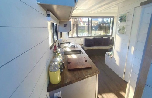 Willow Creek Boat Rental | “Cozy Docked Houseboat Stay – Minutes from Golden 1 & Aftershock”