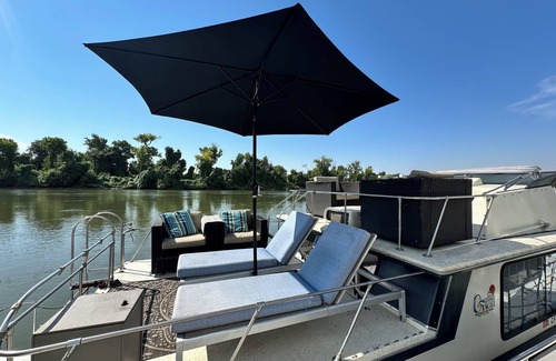 Willow Creek Boat Rental | “Cozy Docked Houseboat Stay – Minutes from Golden 1 & Aftershock”