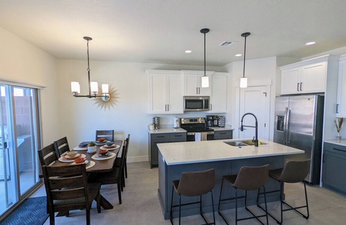 Washington House | Cozy Dog & Baby Friendly Home, Hot tub, fire pit & heated pool, near Zions