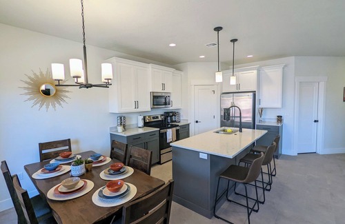 Washington House | Cozy Dog & Baby Friendly Home, Hot tub, fire pit & heated pool, near Zions