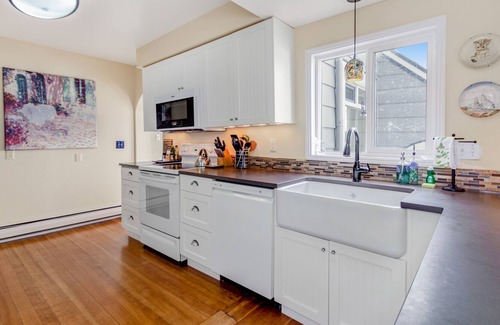 Oak Harbor House | Cozy dog-friendly home with grill, fast WiFi, grill, yard & ideal location