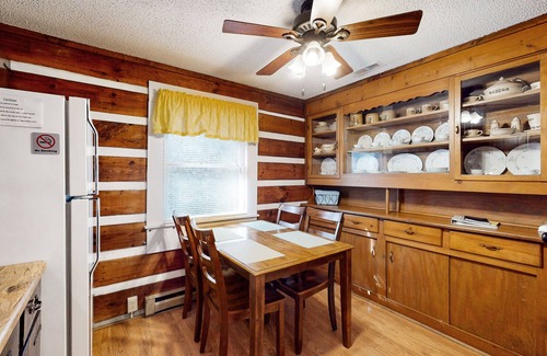 Qualla Cabin | Cozy Dog-Friendly Mountain Log Cabin w/Free WiFi, Easy Access & Covered Parking