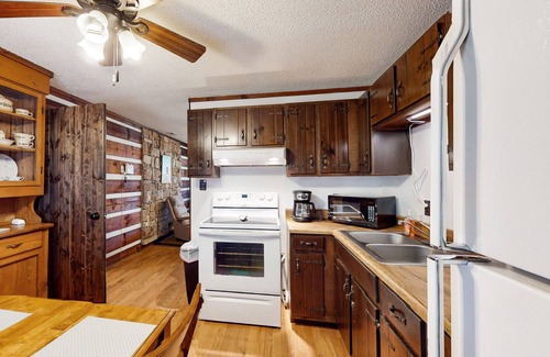 Qualla Cabin | Cozy Dog-Friendly Mountain Log Cabin w/Free WiFi, Easy Access & Covered Parking