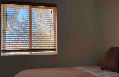 New Harmony House | Cozy double + king rms. Tub, en-suite, kitchenette
