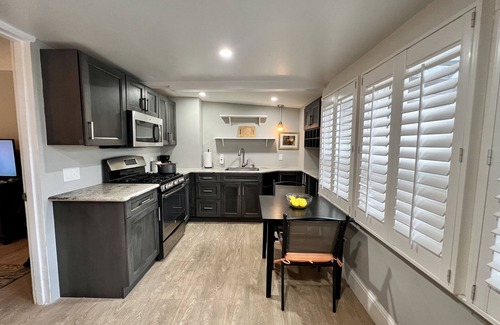 Downtown Burlingame Bed & Breakfast | Cozy Downtown Burlingame Apt. | Easy Parking | 1/1