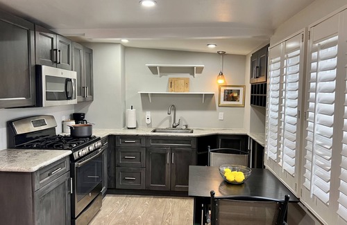 Downtown Burlingame Bed & Breakfast | Cozy Downtown Burlingame Apt. | Easy Parking | 1/1