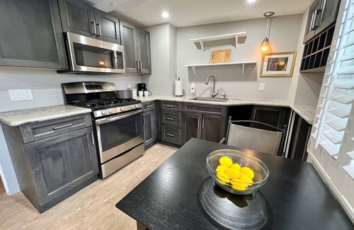 Downtown Burlingame Bed & Breakfast | Cozy Downtown Burlingame Apt. | Easy Parking | 1/1