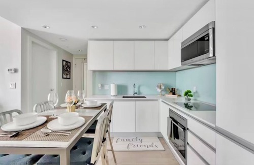 Victoria Park Apartment | Cozy Downtown Condo with stunning Calgary Tower and city views (with parking)