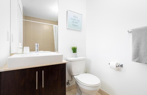 Downtown Toronto Apartment | Cozy Downtown Condo with Balcony and View