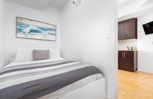 Downtown Toronto Apartment | Cozy Downtown Condo with Balcony and View