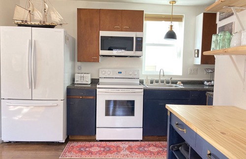 Erie House | Cozy Downtown Erie home only 2 blocks from UPMC Hamot
