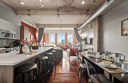 Downtown Dallas Apartment | Cozy Downtown Loft | Views, Free Valet, Gym