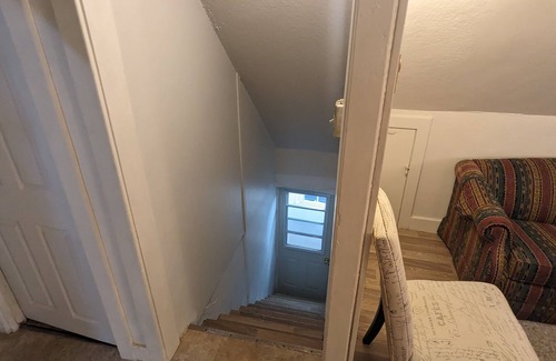 Sunnyside Apartment | Cozy downtown one bedroom free parking