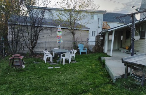 Sunnyside Apartment | Cozy downtown two bedrooms free parking