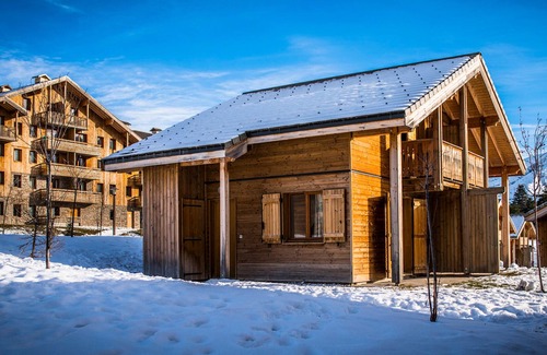 Saint-Etienne-en-Devoluy Ski Chalet | Cozy Duplex Chalet for 8 with Terrace, Ski Storage & Pool Access, 300m from Slopes