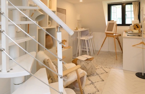 Jing'an House | Cozy Duplex W/Skylite 2 mins walk to Metro Line 2, Jing'An temple & Kerry Center