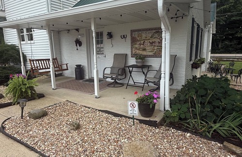Batavia Apartment | Cozy efficiency ONE large room ONE QUEEN bed apartment with kitchenette no oven.