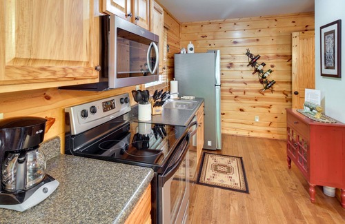Eagle Mountain Cabin | Cozy Ellijay Cabin w/ Deck + Indoor Pool Access!