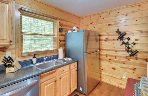 Eagle Mountain Cabin | Cozy Ellijay Cabin w/ Deck + Indoor Pool Access!