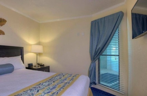 Rocky Point Hotel | Cozy Escape w/Kitchen, Bay View! Pool, Free Parking Near MOSI Science Museum!