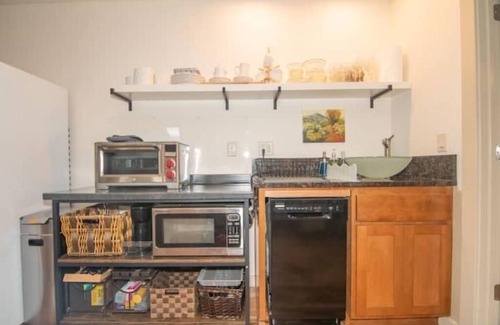 Ashland Cabin | Cozy European Cottage 2 bd + 1 bath