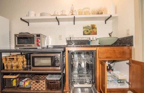Ashland Cabin | Cozy European Cottage 2 bd + 1 bath