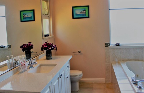 Guildford House | Cozy, family-friendly 5 Bedrooms and 4 bath House! Convenient Location