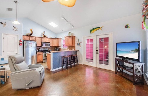 Corpus Christi Cottage | Cozy Family Getaway with Private Courtyard, Tropical Pool, and Coastal Allure