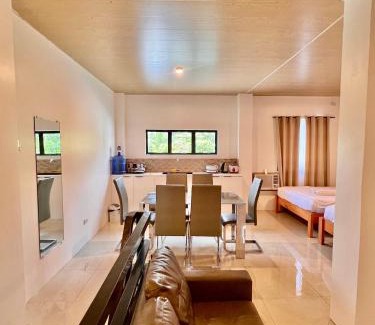 Catangnan House | Cozy Family Studio - Ronaldos Inn Twinex Suite