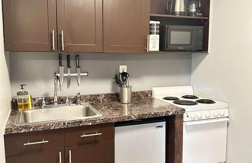 Dania Beach Apartment | Cozy Family Studio at Sheridan Guesthouse with Pool