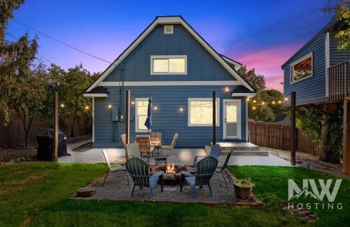 Coeur d'Alene House | Cozy Farmhouse w Treehouse Fire Pit 1 Mile to Beach Close to Skiing Adventures 1226
