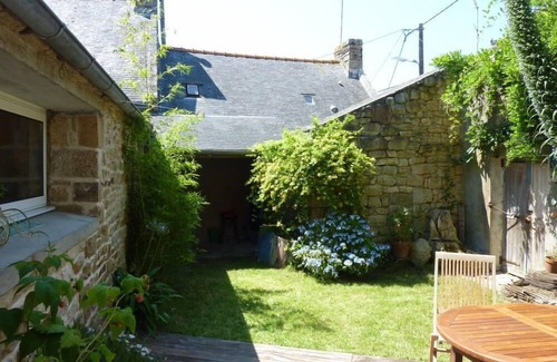 Riantec House | Cozy fisherman's cottage with sea views in the heart of the village of Kerner