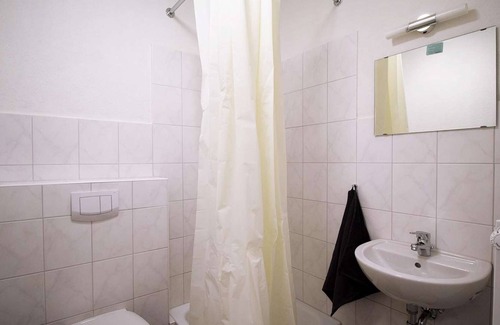 Emden Apartment | Cozy fitter / guest room in Emden with bathroom & WiFi