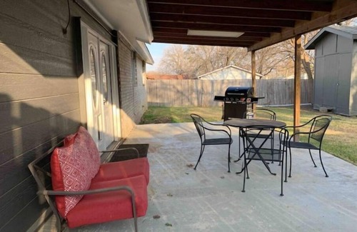 South Arlington House | Cozy Four Bedroom Home Arlington TX Entmt District - 10mins to everything!