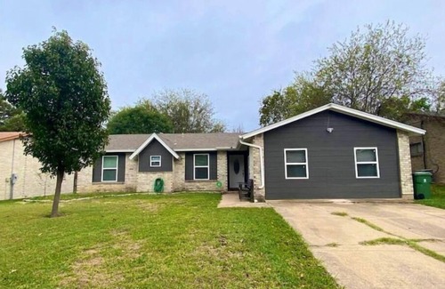 South Arlington House | Cozy Four Bedroom Home Arlington TX Entmt District - 10mins to everything!
