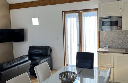 Merville-Franceville-Plage Ski Chalet | Cozy 3-Bedroom Chalet in Merville-Franceville, Close to Beach and Shops