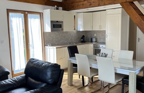Merville-Franceville-Plage Ski Chalet | Cozy 3-Bedroom Chalet in Merville-Franceville, Close to Beach and Shops