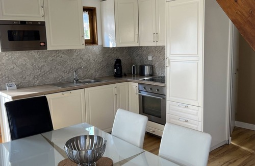 Merville-Franceville-Plage Ski Chalet | Cozy 3-Bedroom Chalet in Merville-Franceville, Close to Beach and Shops