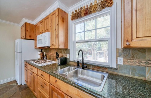 Lakeside Park Hotel | Cozy, Fully Equipped 2 Br/2 Ba on Stateline!