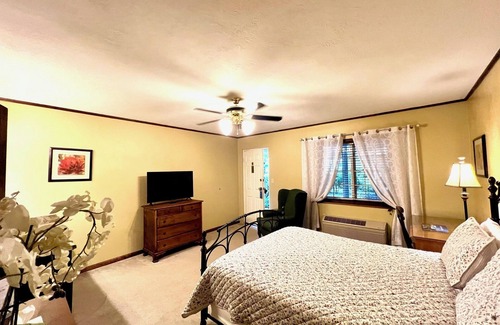 Mount Vernon Bed & Breakfast | Cozy Garden Retreat at The Mount Vernon Inn/Cooked To Order Breakfast Included
