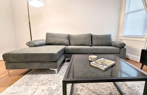 Orange House | Cozy Gem 18Min to EWR 8min to NYC Train & Parking