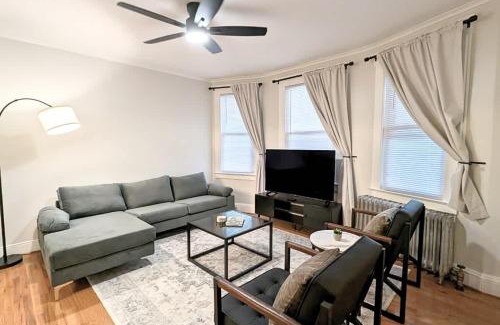 Orange House | Cozy Gem 18Min to EWR 8min to NYC Train & Parking