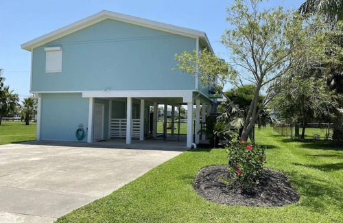 Galveston House | Cozy getaway blocks from the beach and the bay. Perfect for families and couples