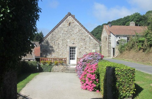 Vasteville Cottage | Cozy Ground-Floor Cottage, Private Garden, WiFi, Near Sea, 4 Guests, Parking, BBQ
