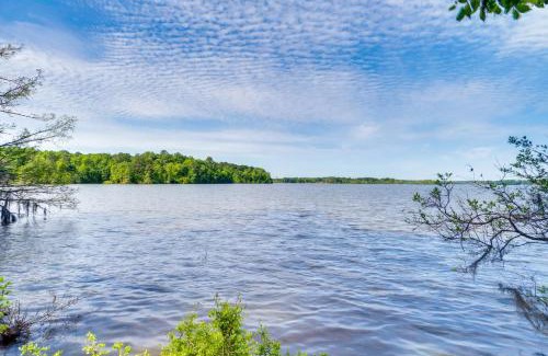 Hemphill House | Cozy Hemphill Cabin with Lake Views and Deck!
